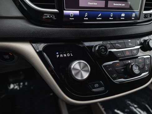 Used 2024 Chrysler Pacifica Touring-L image 16