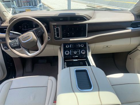 Used 2023 GMC Yukon XL Denali AWD/4WD image 11