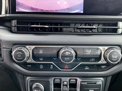 Certified 2025 Jeep Wrangler Unlimited Rubicon image 16