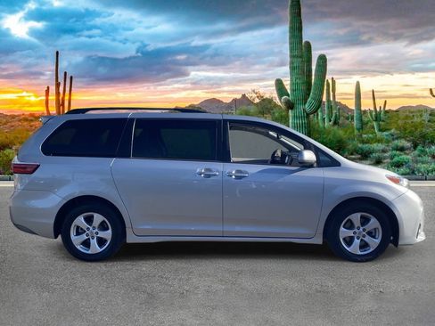 Used 2019 Toyota Sienna XLE FWD image 2