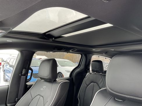 New 2026 Chrysler Pacifica Limited w/ Uconnect Theater Family Group image 14