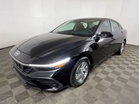 Used 2024 Hyundai Elantra SE FWD image 11