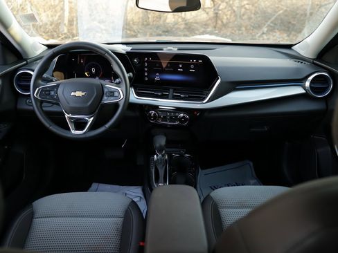 Used 2025 Chevrolet Trax LT w/ LT Convenience Package image 19