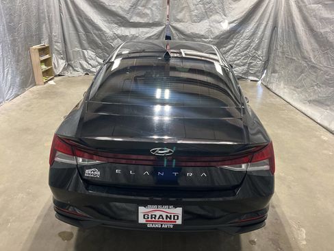 Used 2023 Hyundai Elantra SEL image 5