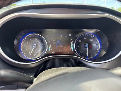 Used 2023 Chrysler Pacifica Touring-L FWD image 30
