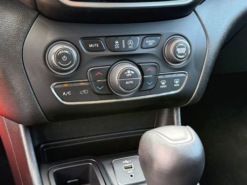 Used 2019 Jeep Cherokee Limited FWD image 20
