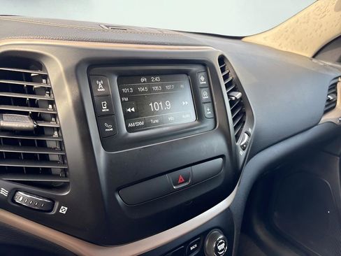 Used 2016 Jeep Cherokee Latitude AWD/4WD image 34