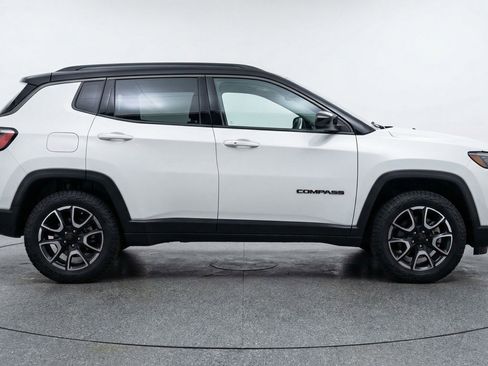 Used 2025 Jeep Compass Trailhawk w/ Trailer Tow Group AWD/4WD image 11