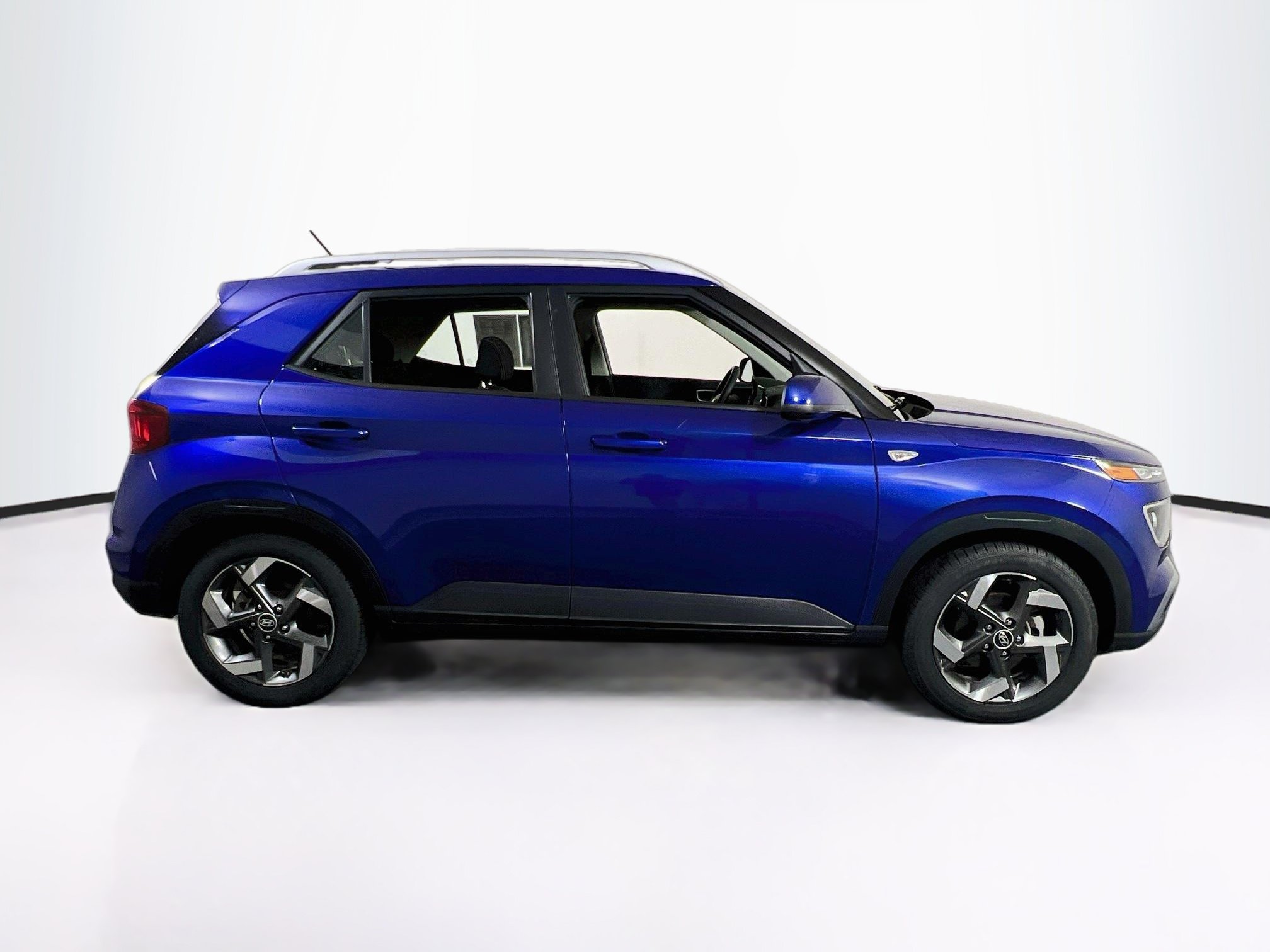 Used 2023 Hyundai Venue SEL FWD image 4