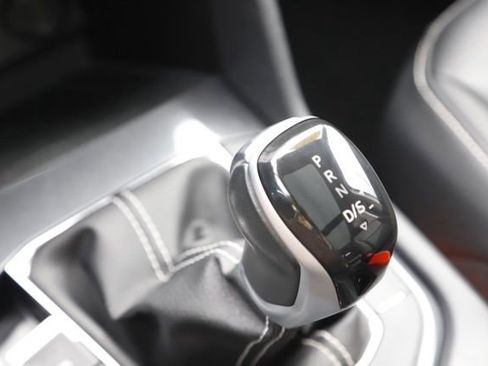 Used 2022 Volkswagen Tiguan SE w/ Panoramic Sunroof Package image 29