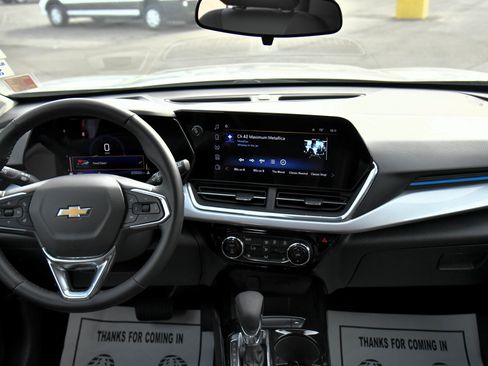 Used 2025 Chevrolet Trax LT w/ LT Convenience Package FWD image 37