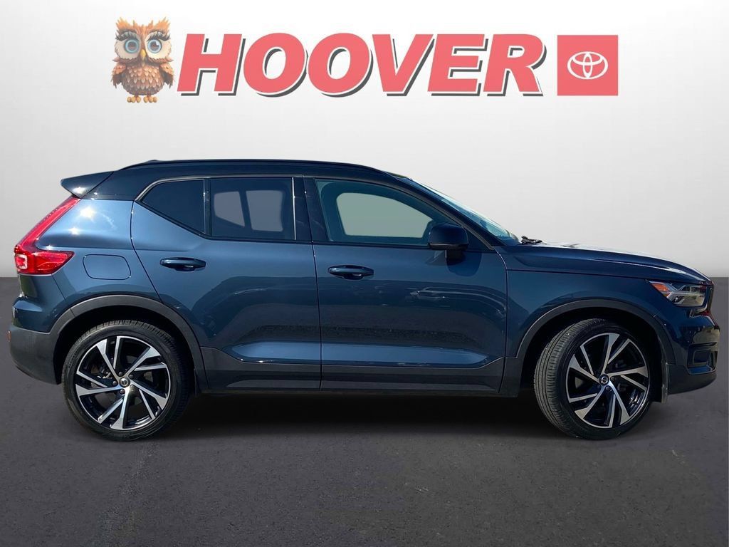 Used 2022 Volvo XC40 T5 R-Design AWD/4WD image 2
