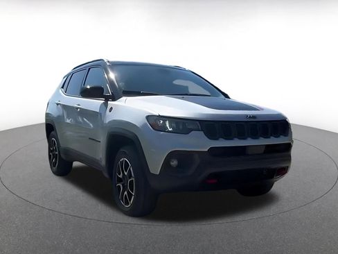 Used 2025 Jeep Compass Trailhawk AWD/4WD image 3