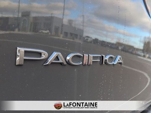 Certified 2025 Chrysler Pacifica Select image 10