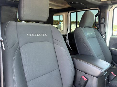Used 2020 Jeep Wrangler Unlimited Sahara AWD/4WD image 25
