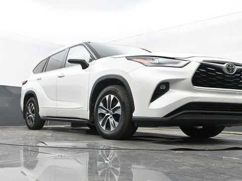 Used 2021 Toyota Highlander XLE image 9