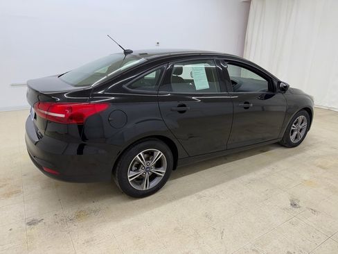 Used 2018 Ford Focus SE w/ SE Appearance Package image 5