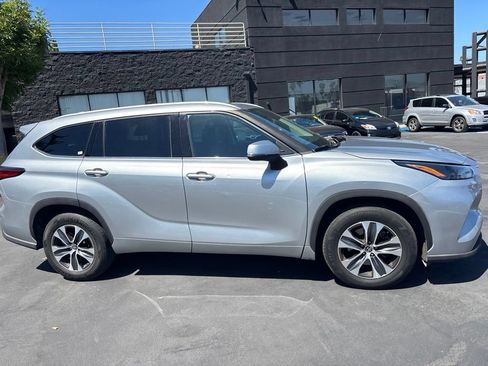 Used 2022 Toyota Highlander XLE FWD image 4