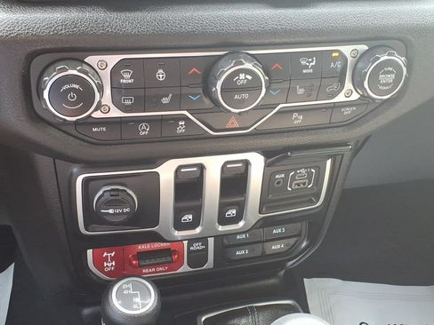 Used 2025 Jeep Wrangler Sport AWD/4WD image 19