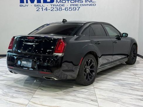 Used 2019 Chrysler 300 Touring w/ Sport Appearance Package image 6