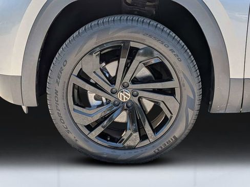 Certified 2023 Volkswagen Atlas SE w/ Black Wheel Package FWD image 8