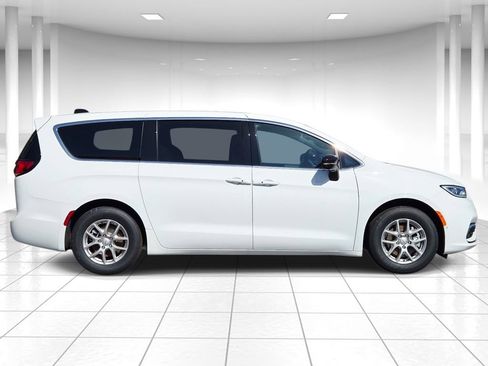 New 2026 Chrysler Pacifica Select image 2
