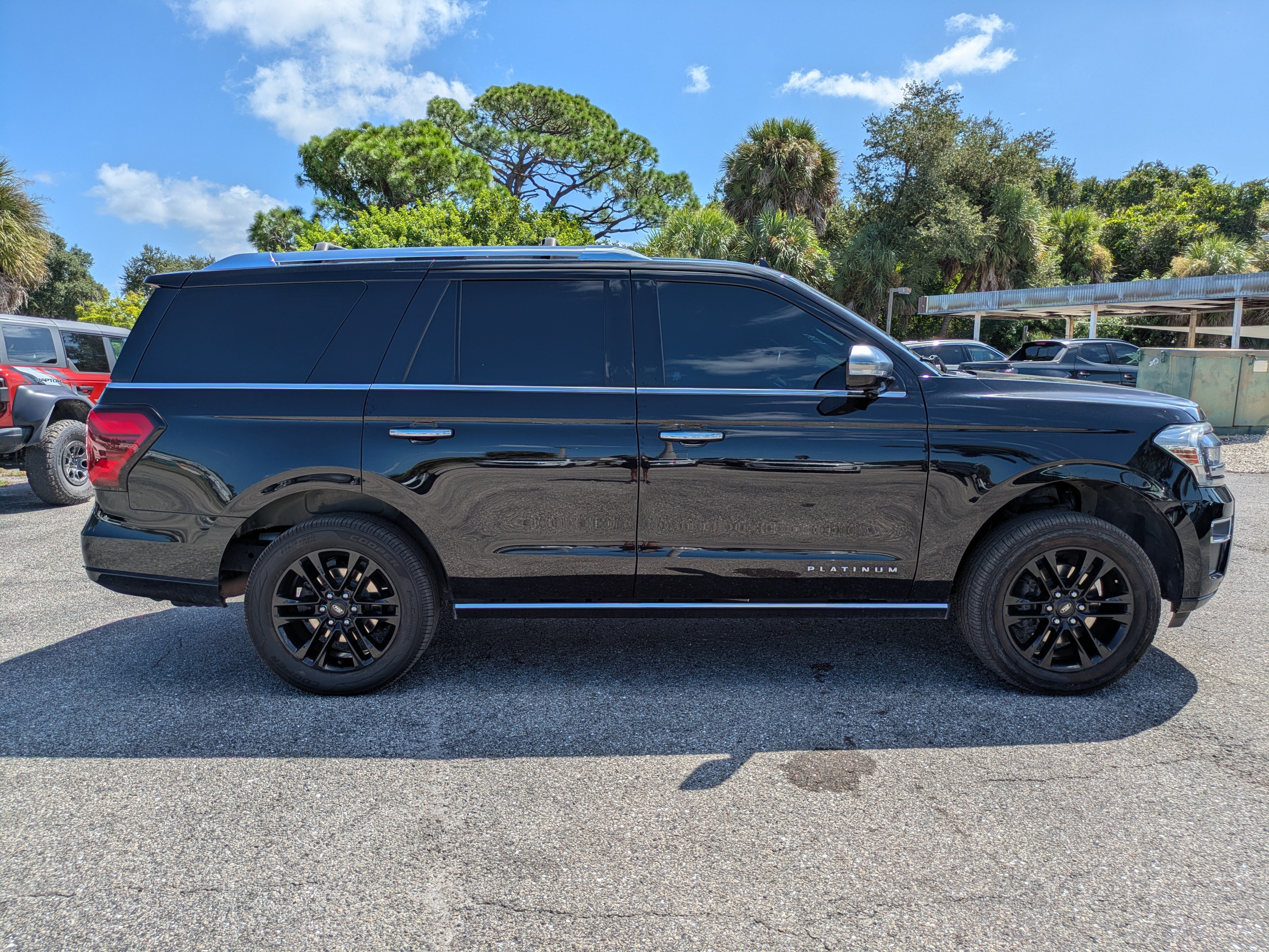 Used 2023 Ford Expedition Platinum AWD/4WD image 3