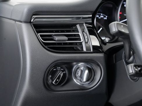 Used 2025 Porsche Macan image 11