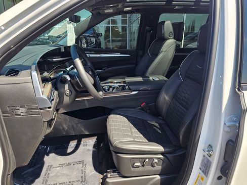 Used 2025 Cadillac Escalade ESV Sport Platinum w/ LPO, ONYX Package AWD/4WD image 23