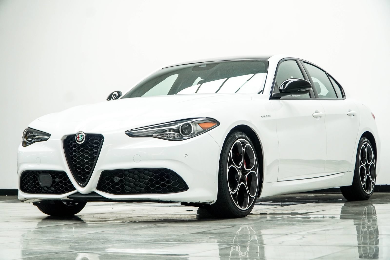Used 2023 Alfa Romeo Giulia Veloce RWD image 10