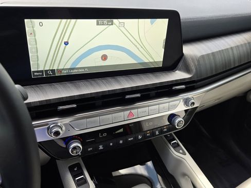 Used 2025 Kia Telluride EX w/ EX Captain's Chair Package FWD image 21