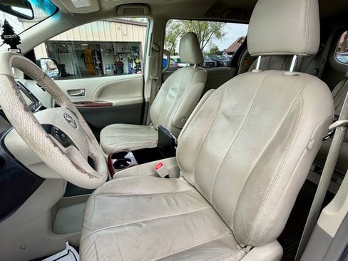 Used 2014 Toyota Sienna XLE image 22