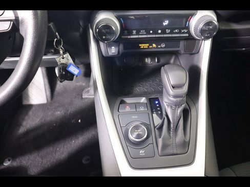 Used 2020 Toyota RAV4 LE image 28