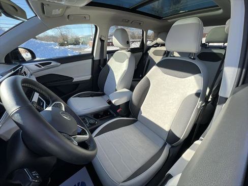 Used 2025 Volkswagen Taos SE image 11