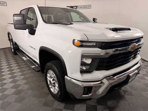Used 2025 Chevrolet Silverado 2500 LT w/ Convenience Package AWD/4WD image 8