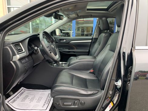 Used 2018 Toyota Highlander XLE w/ Carpet Mat Package (TMS) AWD/4WD image 14