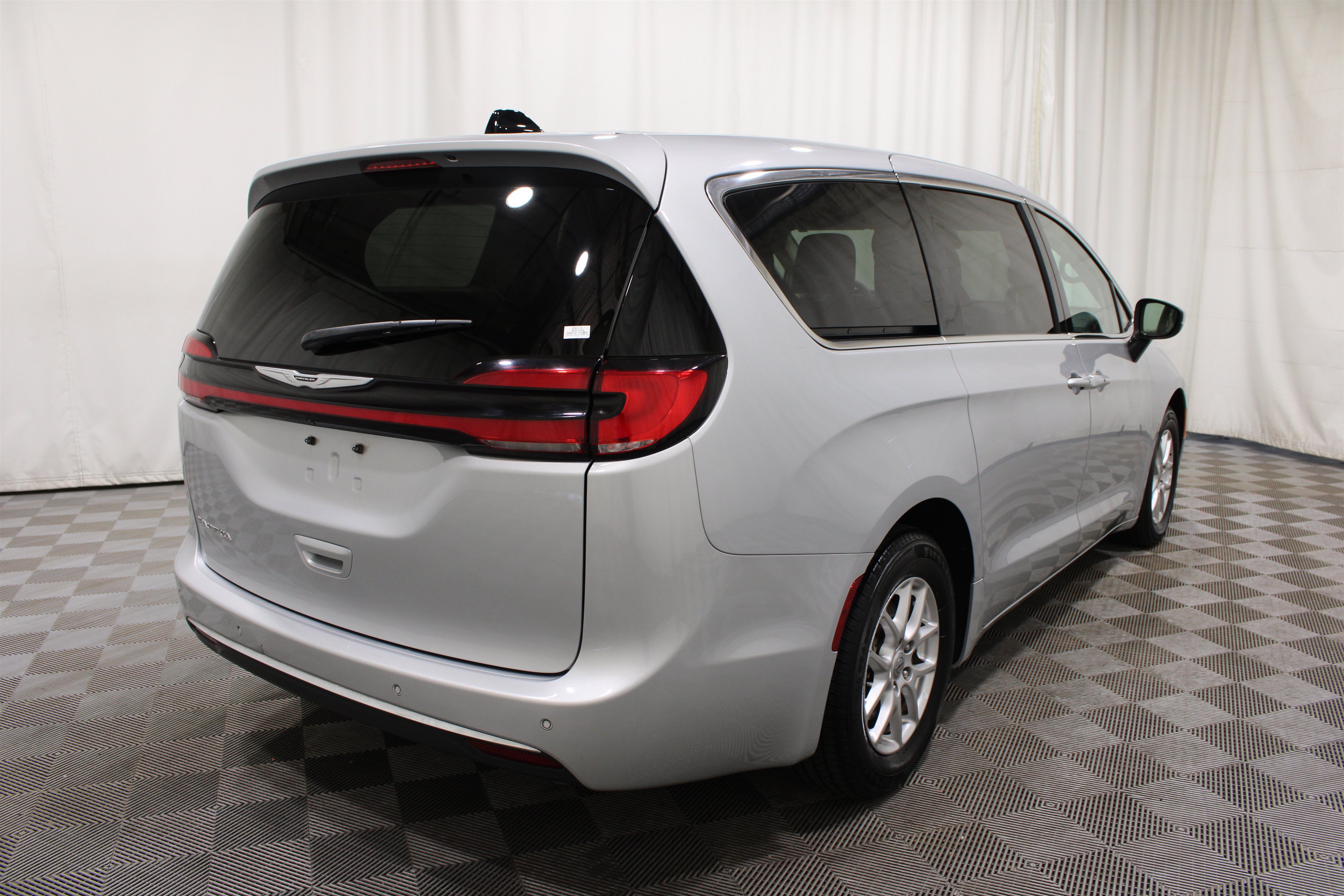 Used 2023 Chrysler Pacifica Touring-L FWD image 31