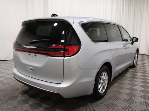 Used 2023 Chrysler Pacifica Touring-L FWD image 31