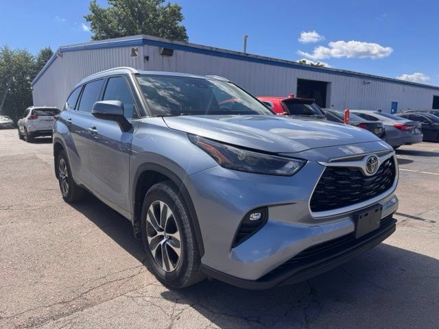Used 2022 Toyota Highlander XLE AWD/4WD image 6