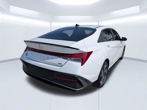 Certified 2025 Hyundai Elantra SEL image 4