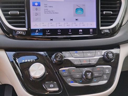 Used 2023 Chrysler Pacifica Touring-L image 15