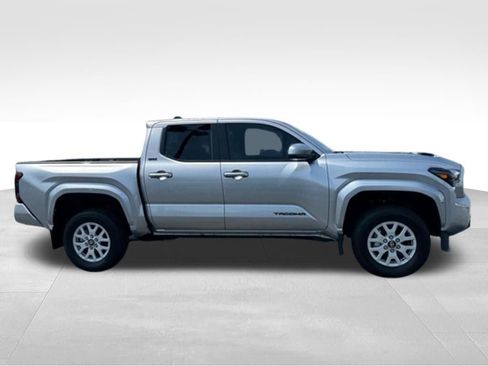 Used 2025 Toyota Tacoma SR5 AWD/4WD image 6