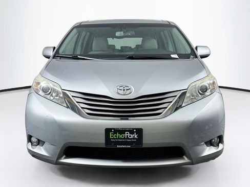 Used 2016 Toyota Sienna XLE w/ XLE Navigation Package FWD image 2