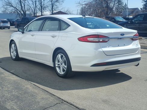 Used 2018 Ford Fusion SE w/ Fusion SE Technology Package image 4