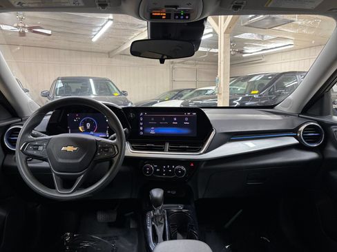 Used 2025 Chevrolet Trax LT FWD image 32