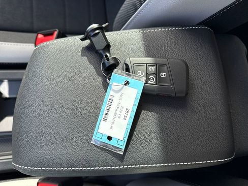 New 2026 Volkswagen Taos SE image 28