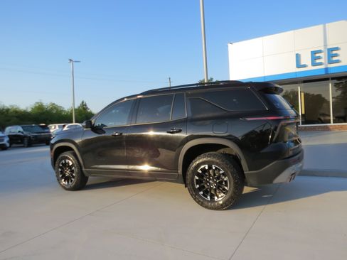 Used 2024 Chevrolet Traverse Z71 image 3