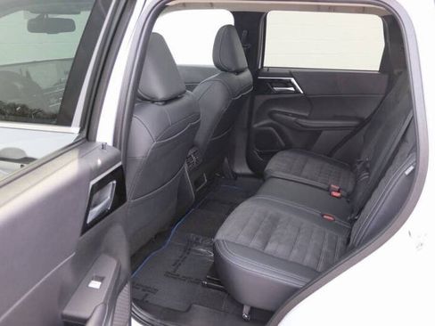 Used 2025 Mitsubishi Outlander SE image 19