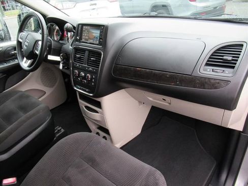 Used 2018 Dodge Grand Caravan SE w/ UConnect Hands-Free Group image 10