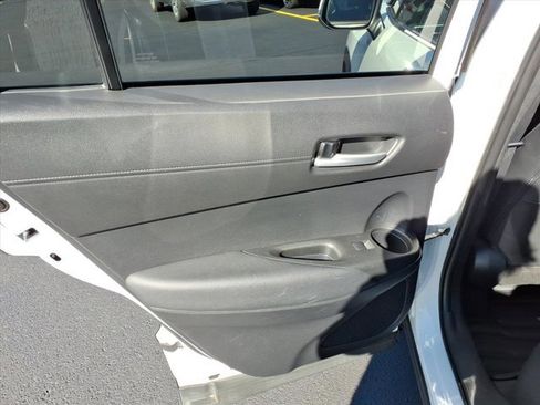 Used 2022 Toyota Corolla Cross XLE image 13